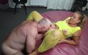 Lovekino: Blond babe badgirl med neon fisknät underkläder slickas till orgasm...