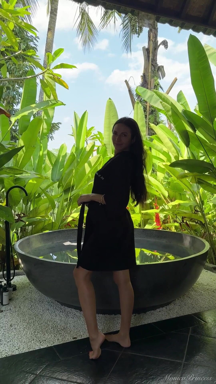 Princess Monica: Bli vild med mig i ett ångande djungelbad naken