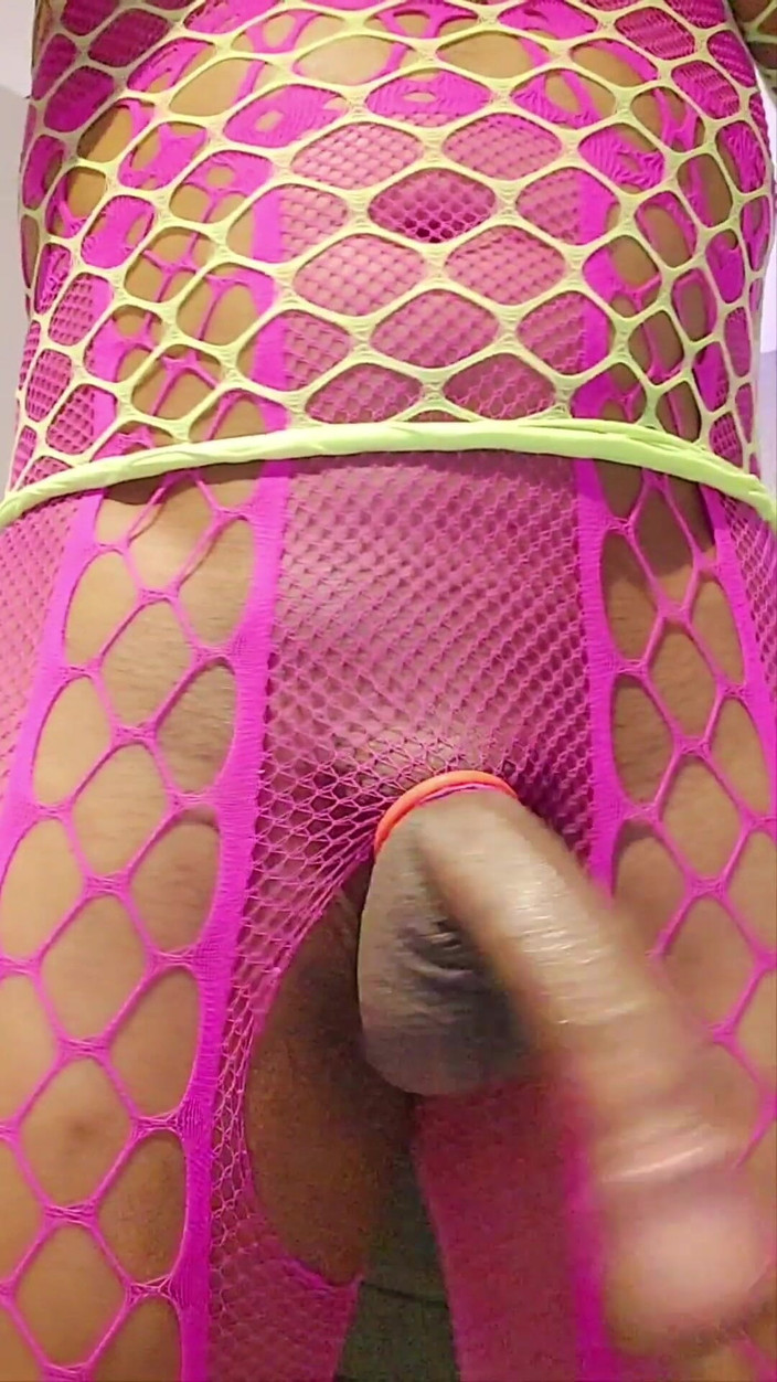 Milah CrossxxX: 我的邻居侮辱我并在前门前向我吐口水，而我则像一个粉色网荡妇一样炫耀