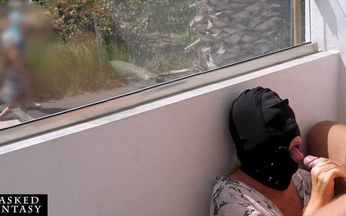 Masked-Fantasy: Ablowjob op zonnig balkon laat hem in haar mond klaarkomen...