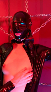 Otrokyně v latexové kombinéze v elektrošoky