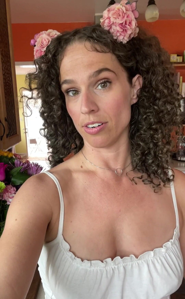 VibeWithMommy: こんにちは、美しい人間たち!若い男性と付き合うのはどんな感じかといろいろ聞かれます。本当に素晴らしいですが、欠点もあります。