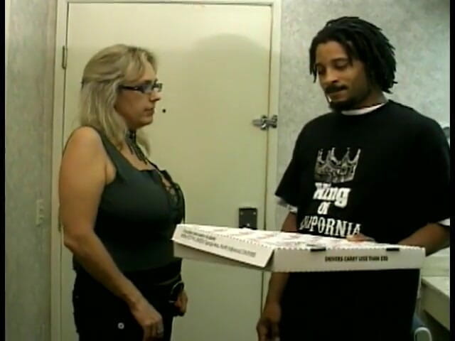 First Black Sexperience: Pria kulit hitam yang bekerja sebagai pengantar pizza memberikan rasa...