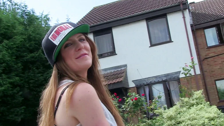 Kinky Porn Freaks: Samantha Bentley meando al aire libre