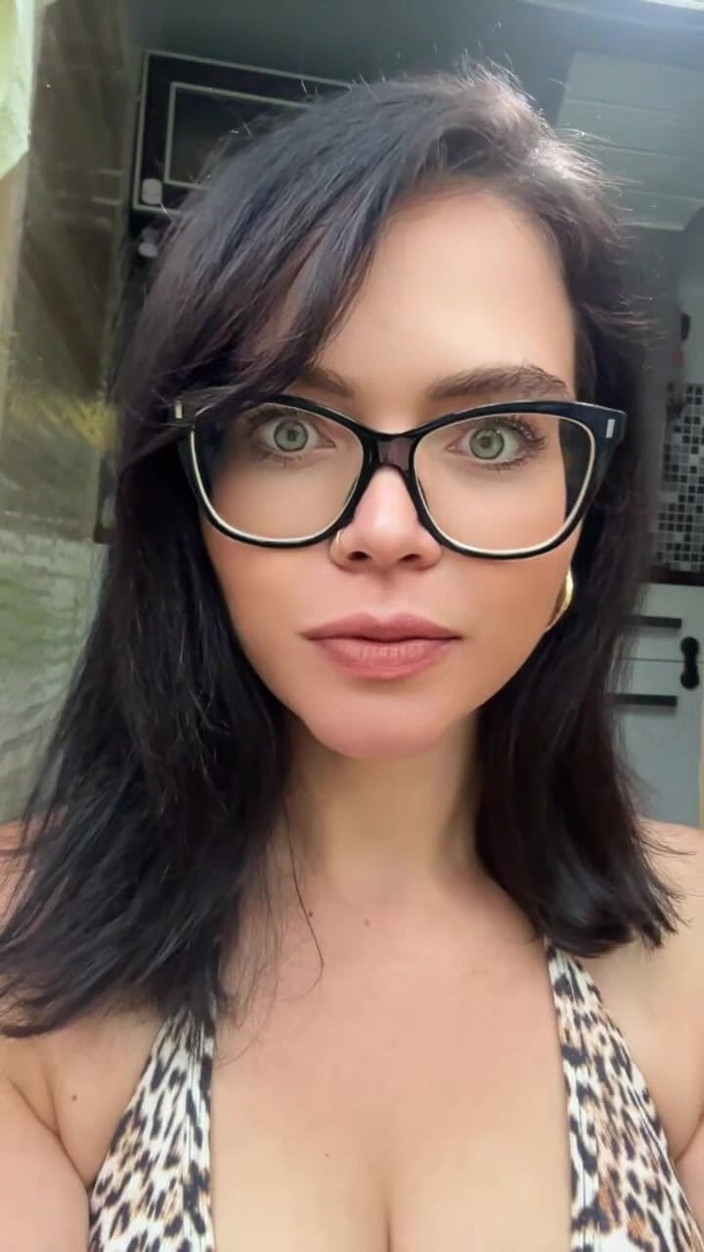 Shione Cooper: Selfie-video, mit brille rauchen