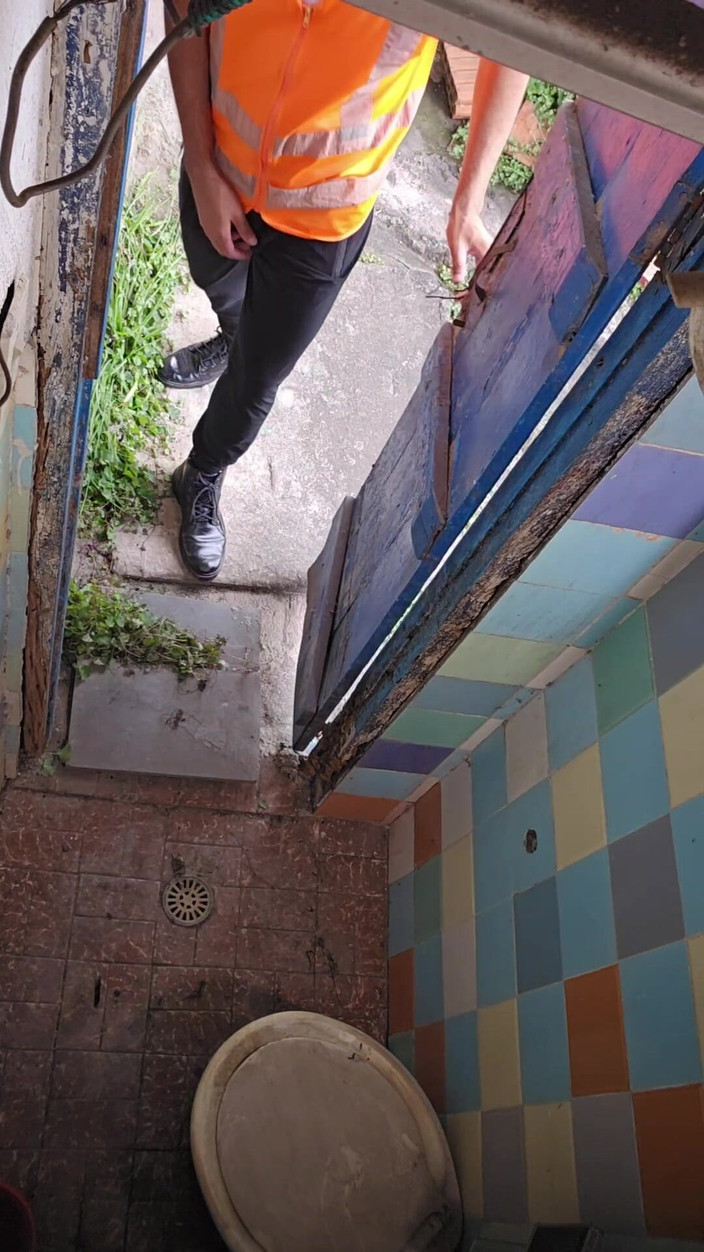 TheBlacKHunterr: Baia clădirii transformată într-o curvă