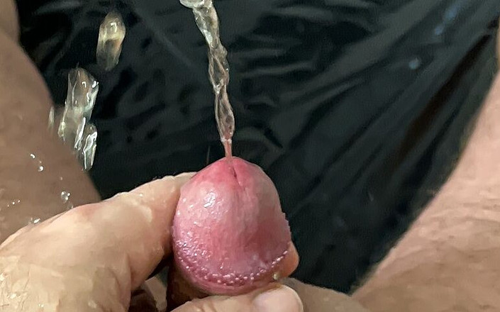 Rockme74: Aku pengen kencing sendirian