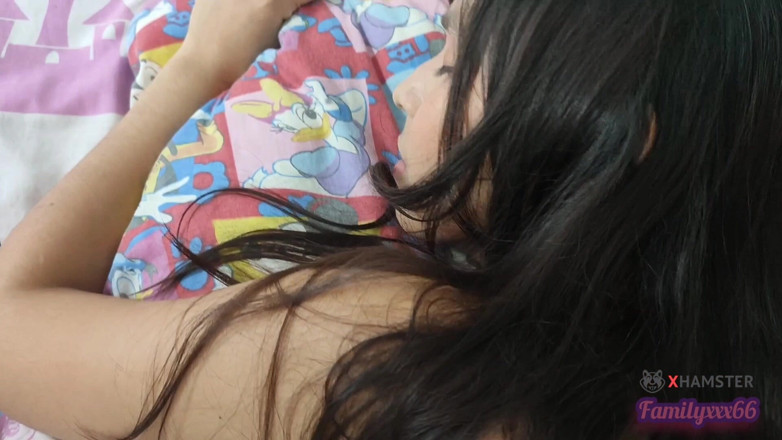 Teen sex 66: Îmi înregistrez fiica vitregă în timp ce se odihnește pe patul ei...