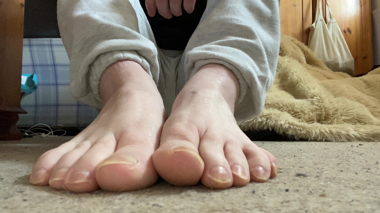 C_Huntsman: 발과 엉덩이를 보여주고 문지르고 마사지 - 코코넛 냄새가 납니다.