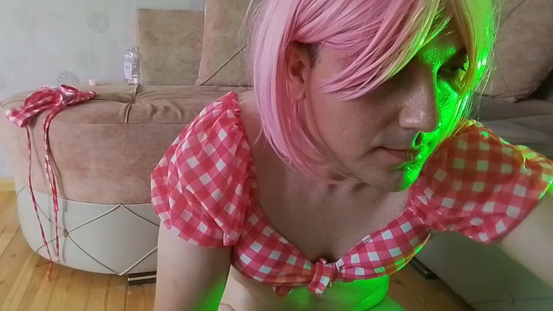 Kitty_Cross: Seksowny Femboy powoli się rozbiera, patrząc prosto na ciebie