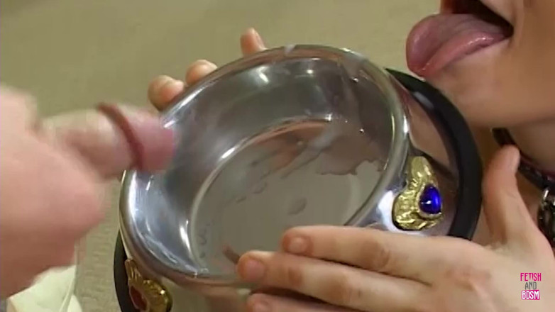 Fetish and BDSM: Zlobivá otrokyně na vodítku saje ptáka a pije mrdku z...