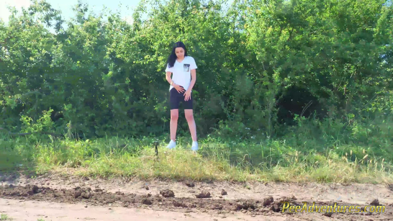 Pee Adventures: Morena Sexy Tratando Con Fuerza De Vaciar Su Vejiga Afuera,...