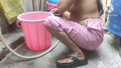 Anita yadav: Una bambolina bagnata