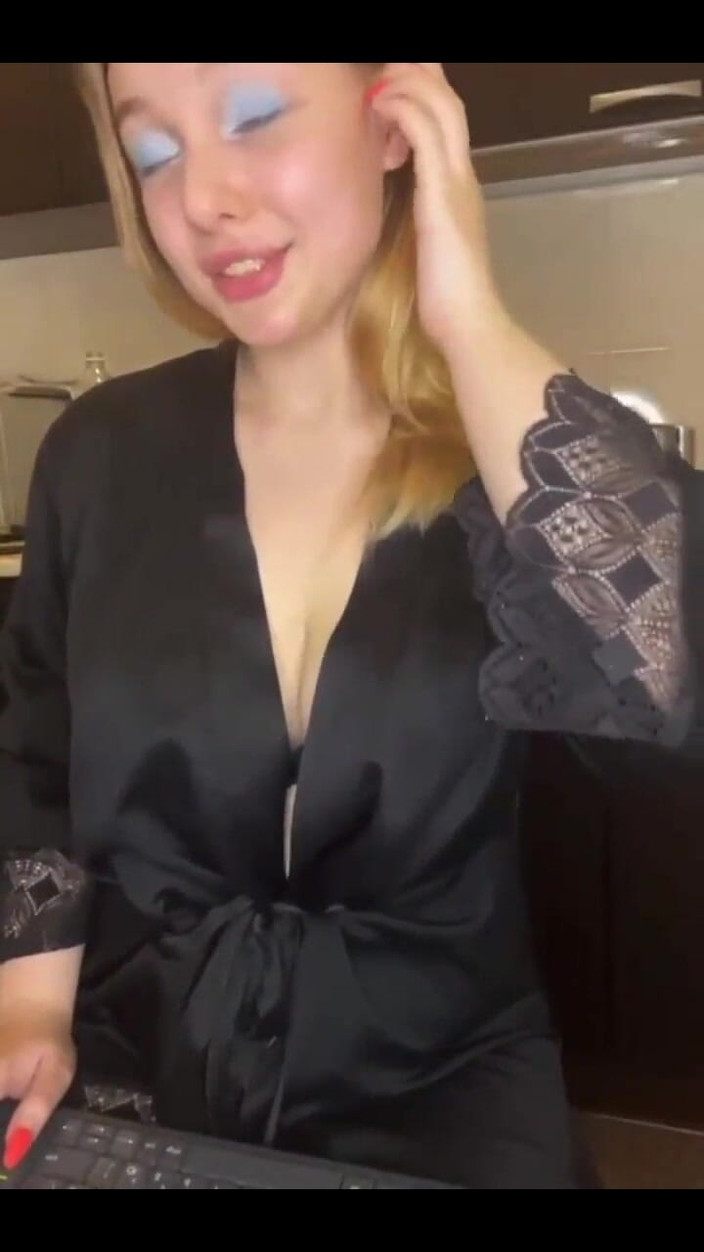 JuiceLussie: Gadis ini lagi asik masturbasi sambil dudukin wajahmu