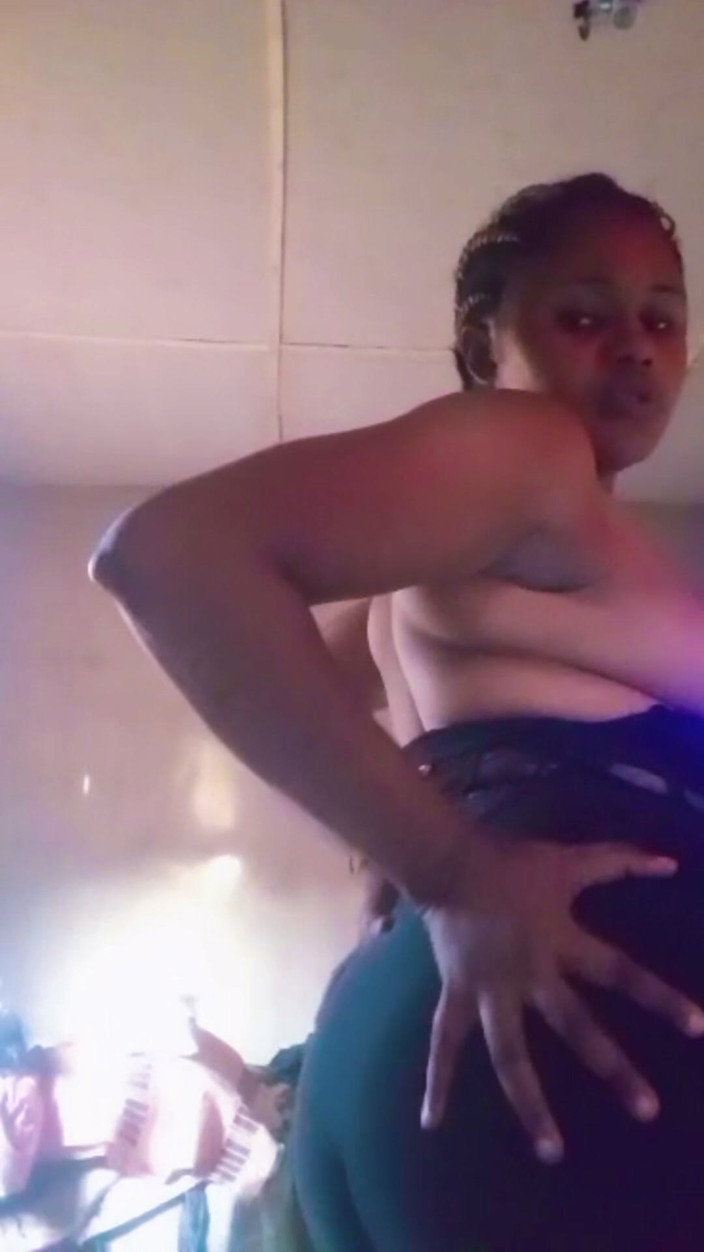 Lovelee: Hony Nijeryalı kız canlı bir videoda kendine dokunuyor