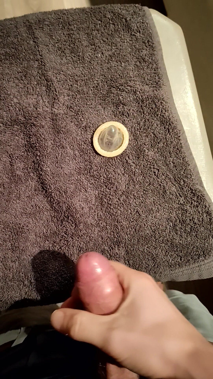 LcDream: कंडोम में बार स्टूल पर छोटा लंड सह