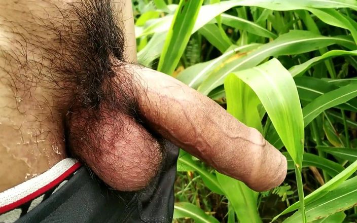 The thunder po: Outdoor Handjob and Cumshot on Grass