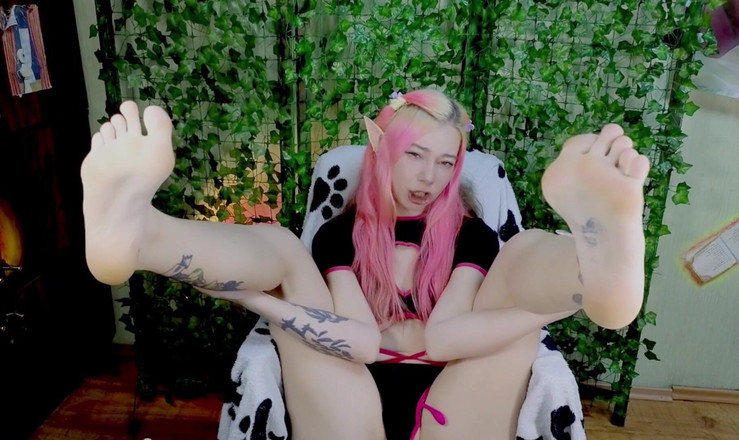Sweet Sansarella: Ahegao Elf Zeigt Füße