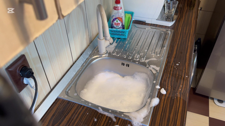 Emeli: キッチンシンクでの食器洗い液を使ったヘアウォッシュ