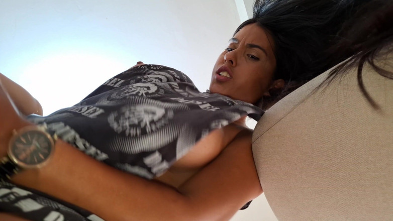 Lady: Peitudas e curvilíneas amigas fazem sexo lésbico pela primeira vez,...