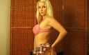 Flash Model Amateurs: Une blonde érotique aimante exhibe ses gros nichons