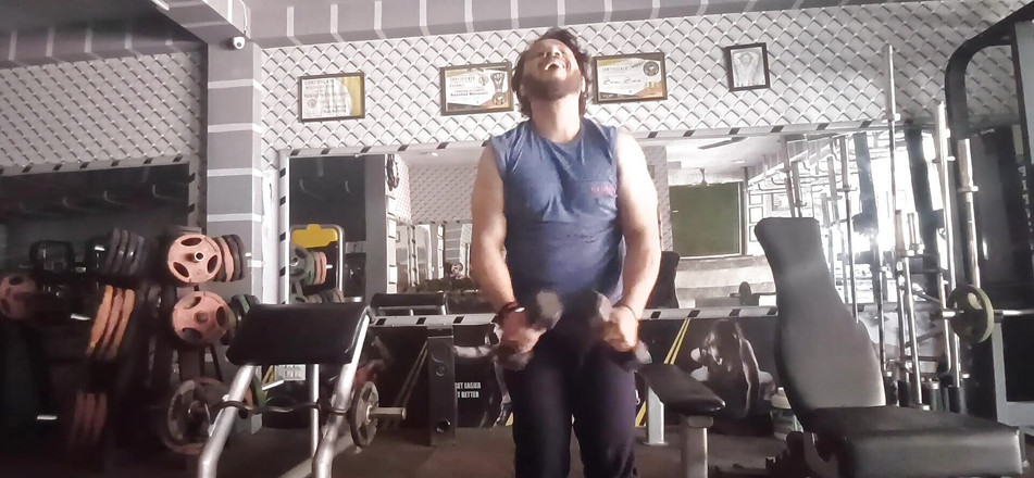 Austin Rose: बड़ी छाती के साथ भारतीय बूढ़ा आदमी नग्न कसरत