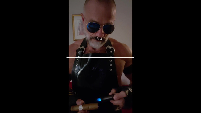 MusclesCigarsFFPig: Menyalakan Cerut Lateks