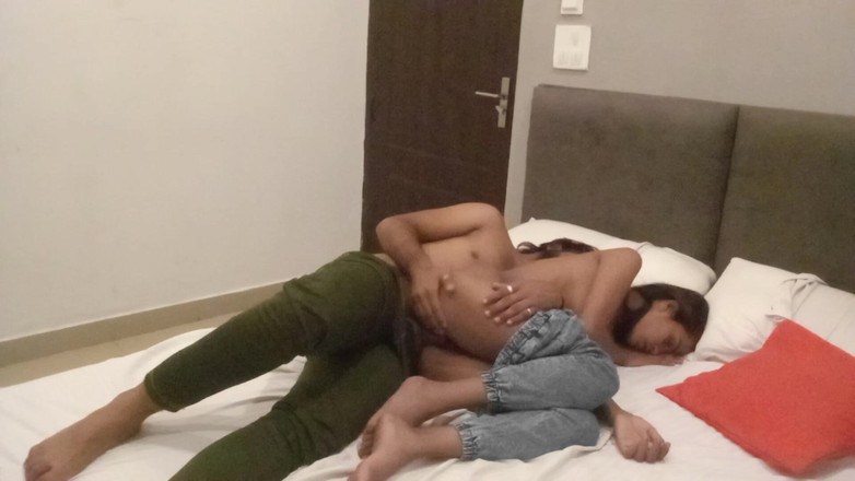 Indian college girls sex: Mladý desi indický pár si po vysoké škole užívá romantický sex