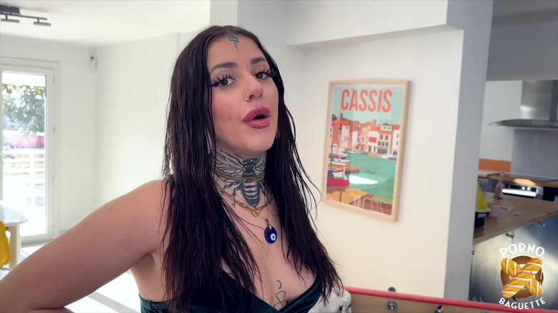 Porno Baguette: レティシア、ゴージャスなブルネットは、リードを取るのが大好きです