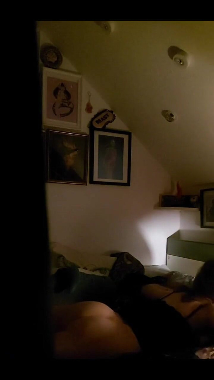 CherryOrchid: POV jsi můj peeker spolubydlící bloudící do mé ložnice v...