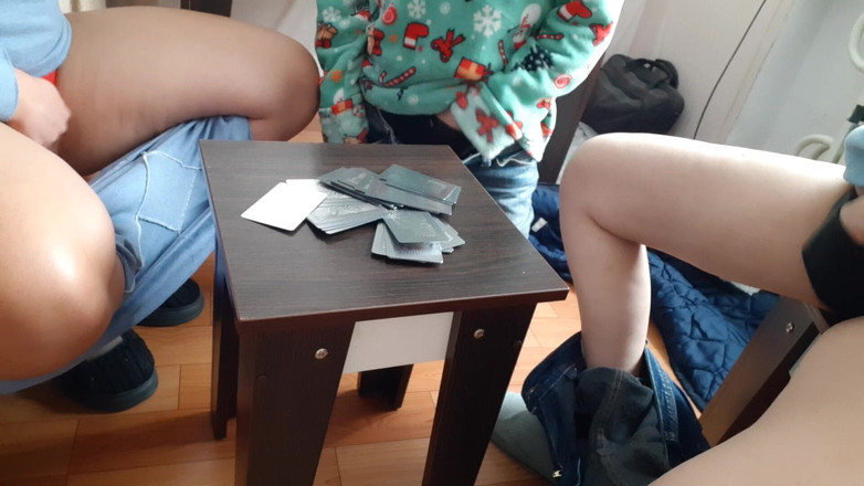 Lesbian-candys: Een kaartspel veranderde in een heet lesbisch trio