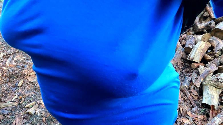 Bouncy Tits Action: Ogromne nagie cycki waliły w pole