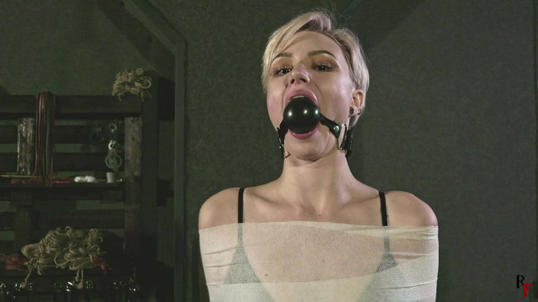 RF studio: Astrid op blote voeten wordt gemummificeerd met witte bandages en...