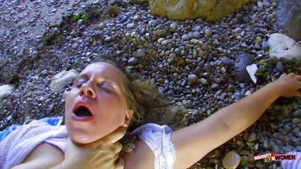 Naughty old women: 户外男人抚摸一个丰满的熟女的屁股，然后给她一根大鸡巴