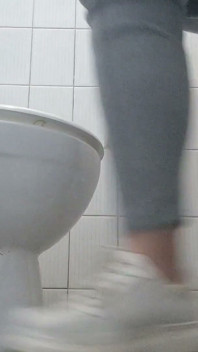 Sự riêng tư căng thẳng trong nhà vệ sinh đằng sau cánh cửa đóng kín