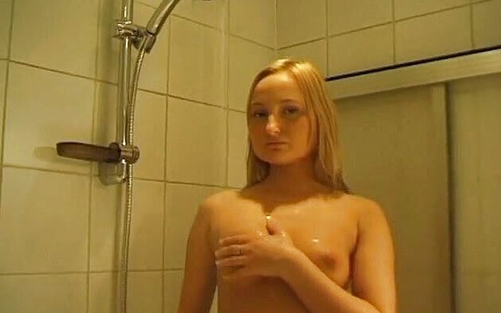 Flash Model Amateurs: Sarışın güzellik banyoda kendini tatmin ediyor