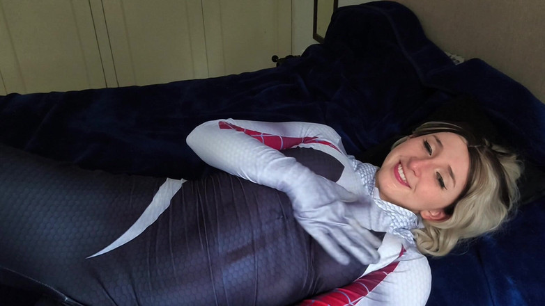 Candy Camille: Spidergwen menerima pancutan mani pada sutnya