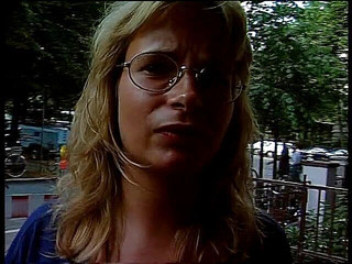 Lucky Cooch: Sexy žena mluví před kamerou