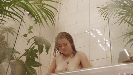 Girls Out West: सेक्सी टैटू वाली शौकिया pixie शॉवर में अपनी बालों वाली चूत चोदती है