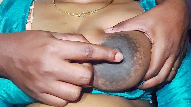 Desi Mohini: 性感的热辣阿姨用她的胸部勾引她的男朋友