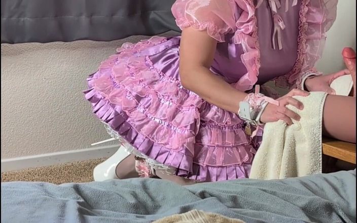 Sissy Candy: 粉色娘娘腔女仆发现穿衣服和玩耍，并骑着她的娃娃娘娘腔