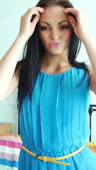 Sexy babe met blauwe jurk raakt haar lichaam overal aan