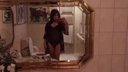 Tgirl Yaritza Vega: Mörk hårstil