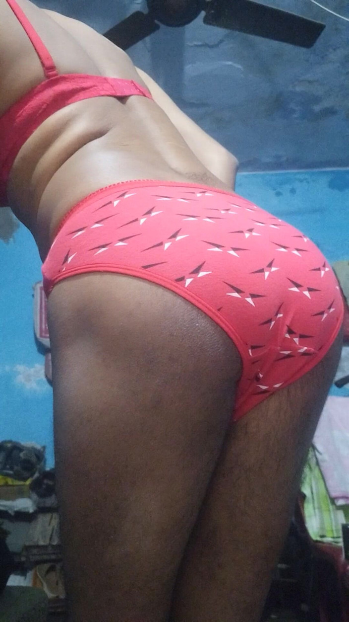 Lustyizlife: Indický femboy crossdresser v červené podprsence a kalhotkách své nevlastní sestry