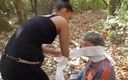 Femdom Austria: 森の中で年老いた奴隷を窒息させる