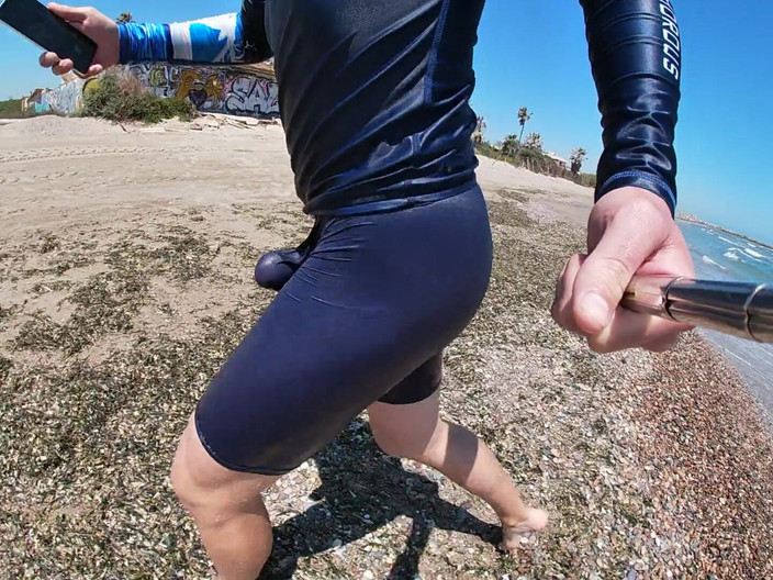 Cool Body: Cowok peselancar di dalam lycra-nya demi kenikmatan orang-orang