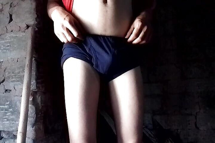 Gangbang straight: Sesso hardcore nello spogliatoio nella stanza oscura