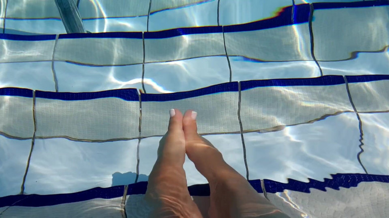 Fetish intimmedia: Foot fetish play in pool
