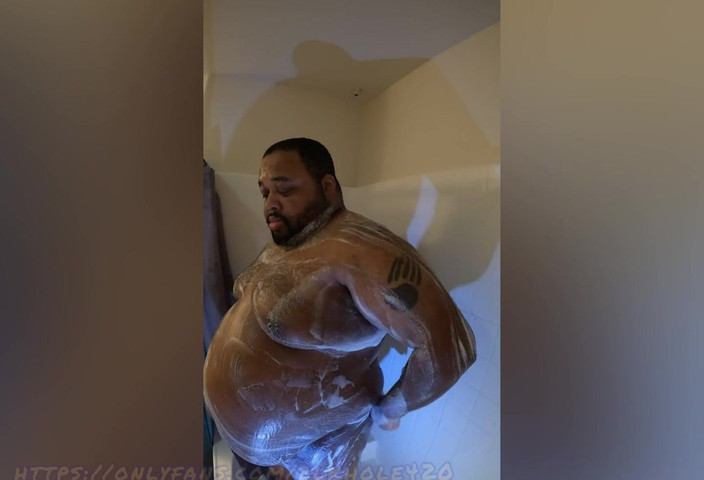 Blkhole420: Separuh setengah, baju ketat dan mandi yang bagus dan perut...