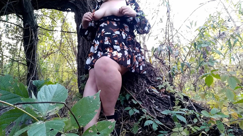 Elena: O mamă sexy cu forme cu sâni naturali se masturbează într-un...